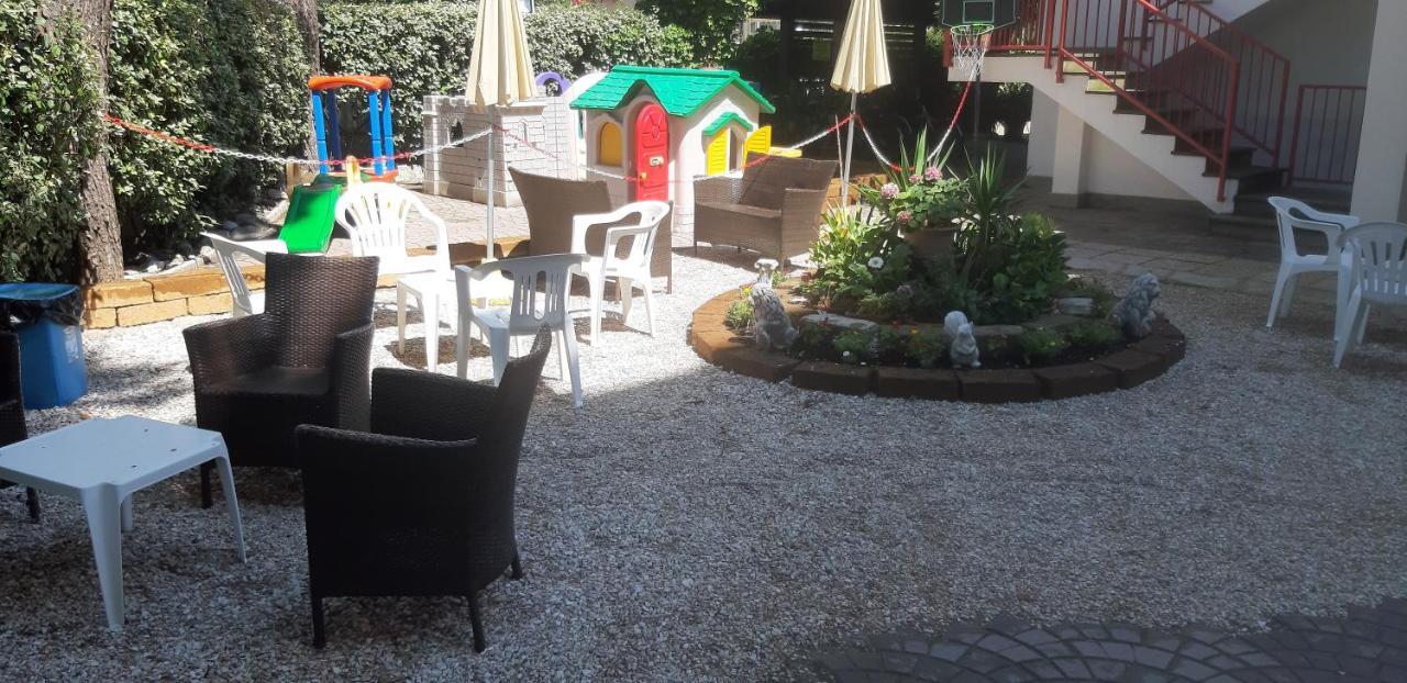 Hotel De Amicis Riccione Esterno foto