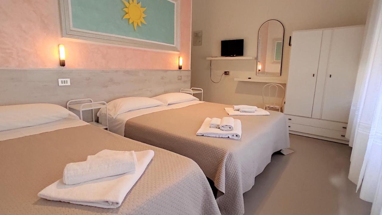Hotel De Amicis Riccione Esterno foto