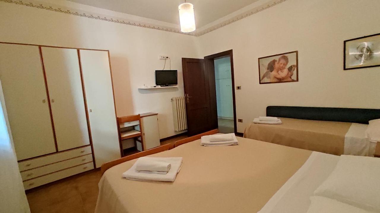 Hotel De Amicis Riccione Esterno foto
