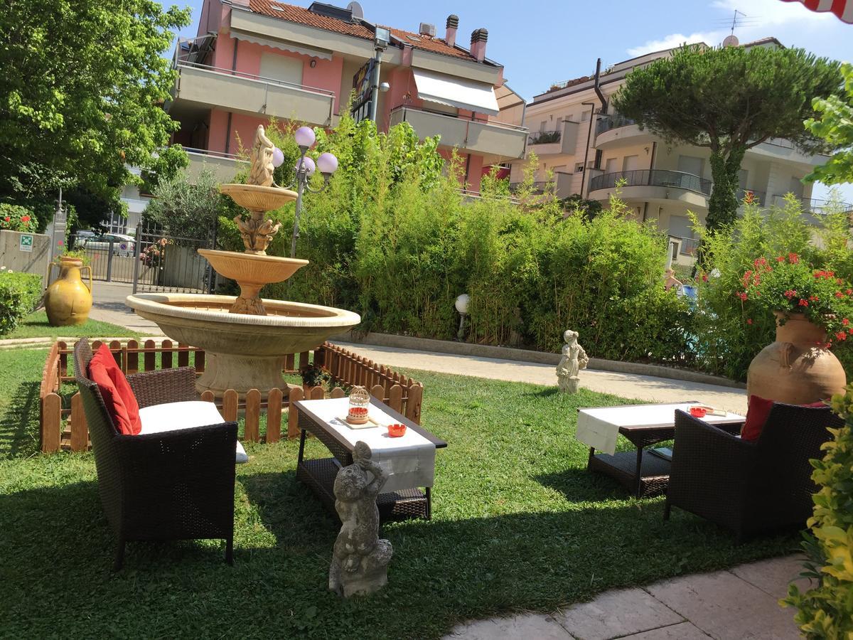 Hotel De Amicis Riccione Esterno foto